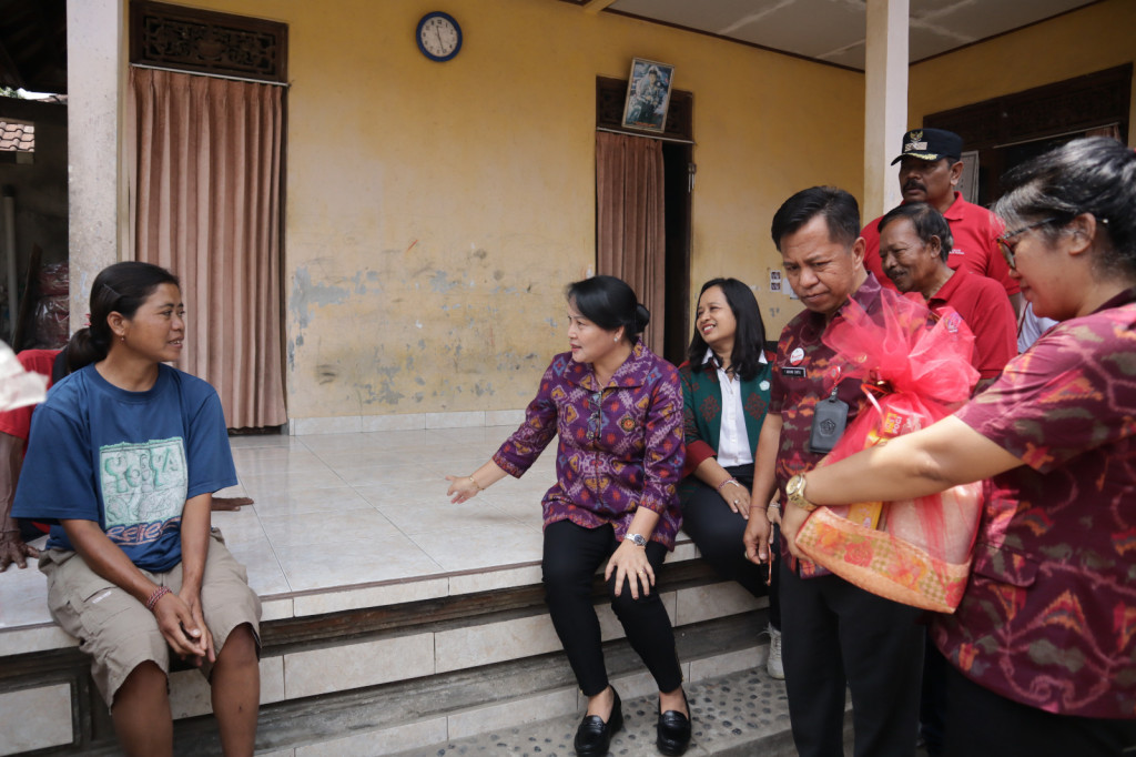 Nyonya Seniasih Giri Prasta Hadiri Pengabdian Masyarakat di Desa Sembung